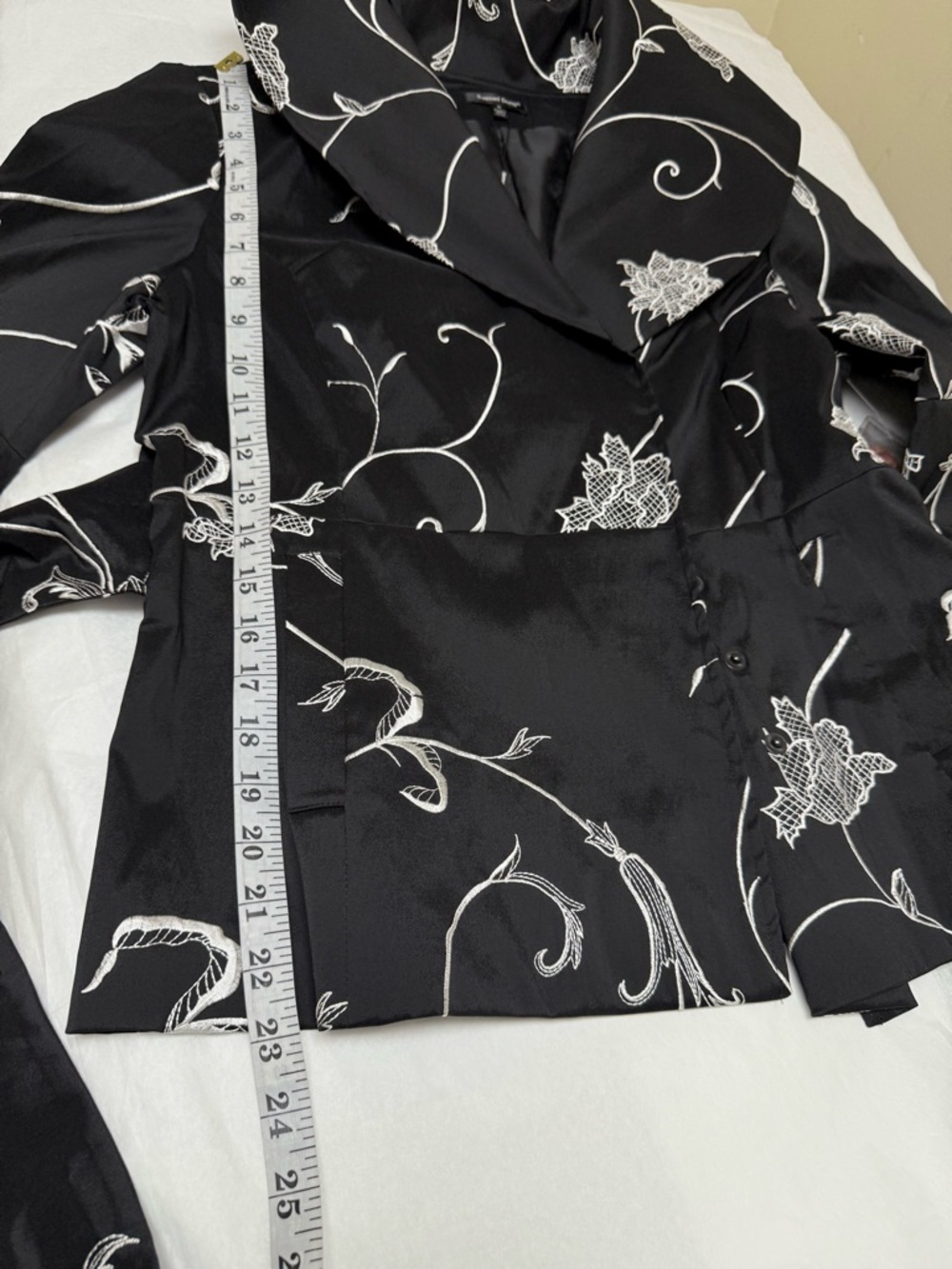 💥 NwT: Samuel Dong Black Floral Belted Jacket with White Embroidery⭐️ - Picture 3 of 12